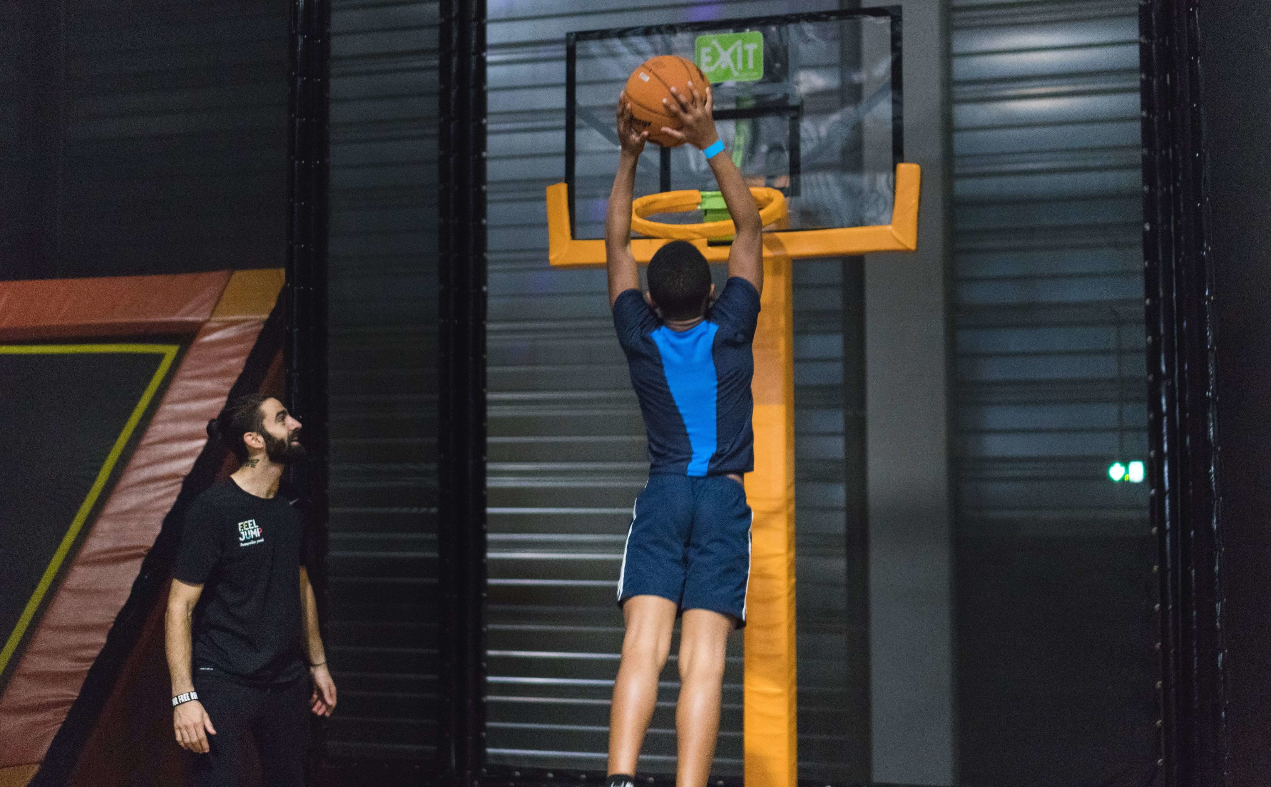 Zone de basket-ball - Le basket sur les trampolines - Sidijk