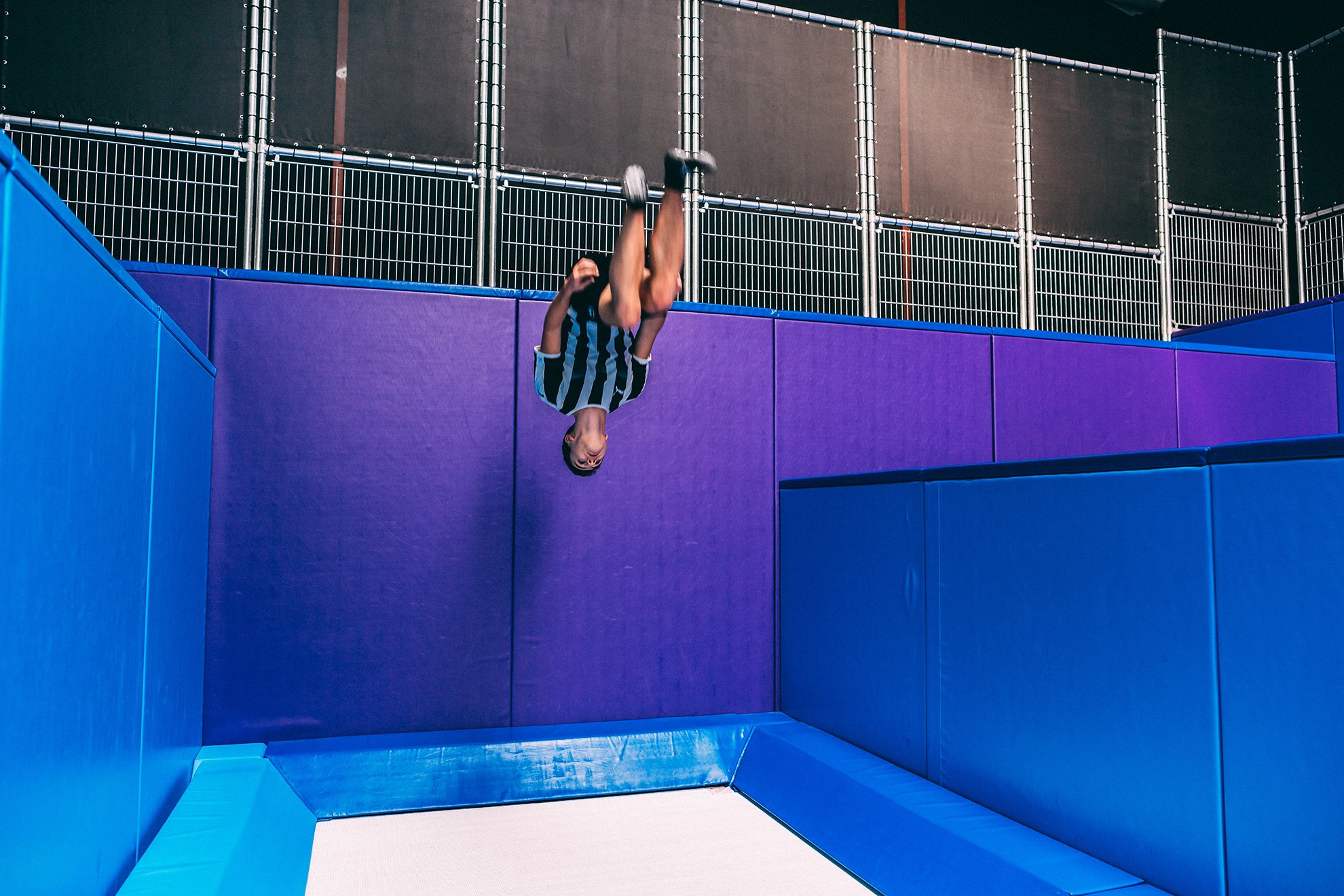 Défiez le walking wall de ton Trampoline Park