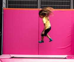 Trampoline park : une salle de trampoline indoor