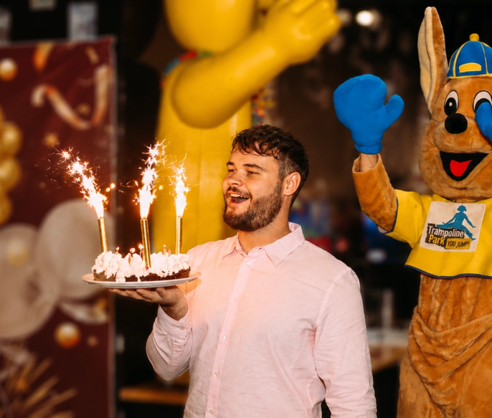 Anniversaire enfant avec gateau Trampoline Park