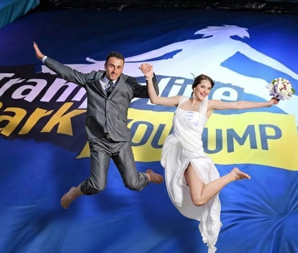 mariée en train de jump dans un parc de trampolines