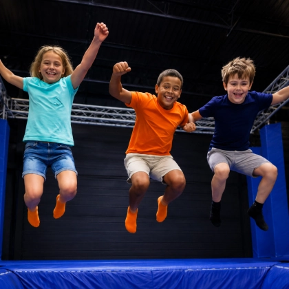 Groupe enfant anniversaire jump trampoline park