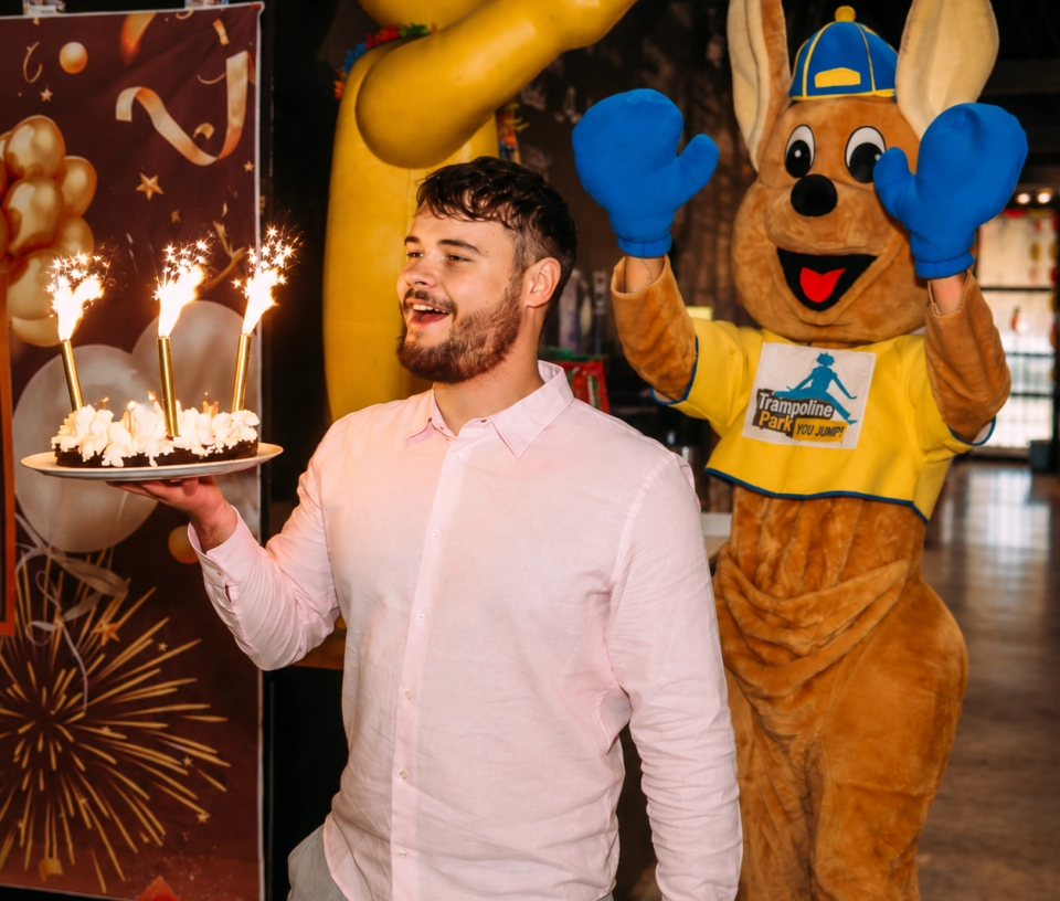 Anniversaire enfant avec gateau Trampoline Park France