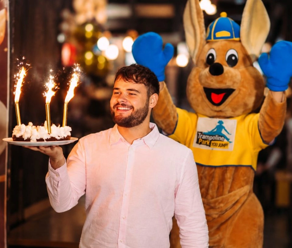 anniversaire gateau avec bougie et jumpy