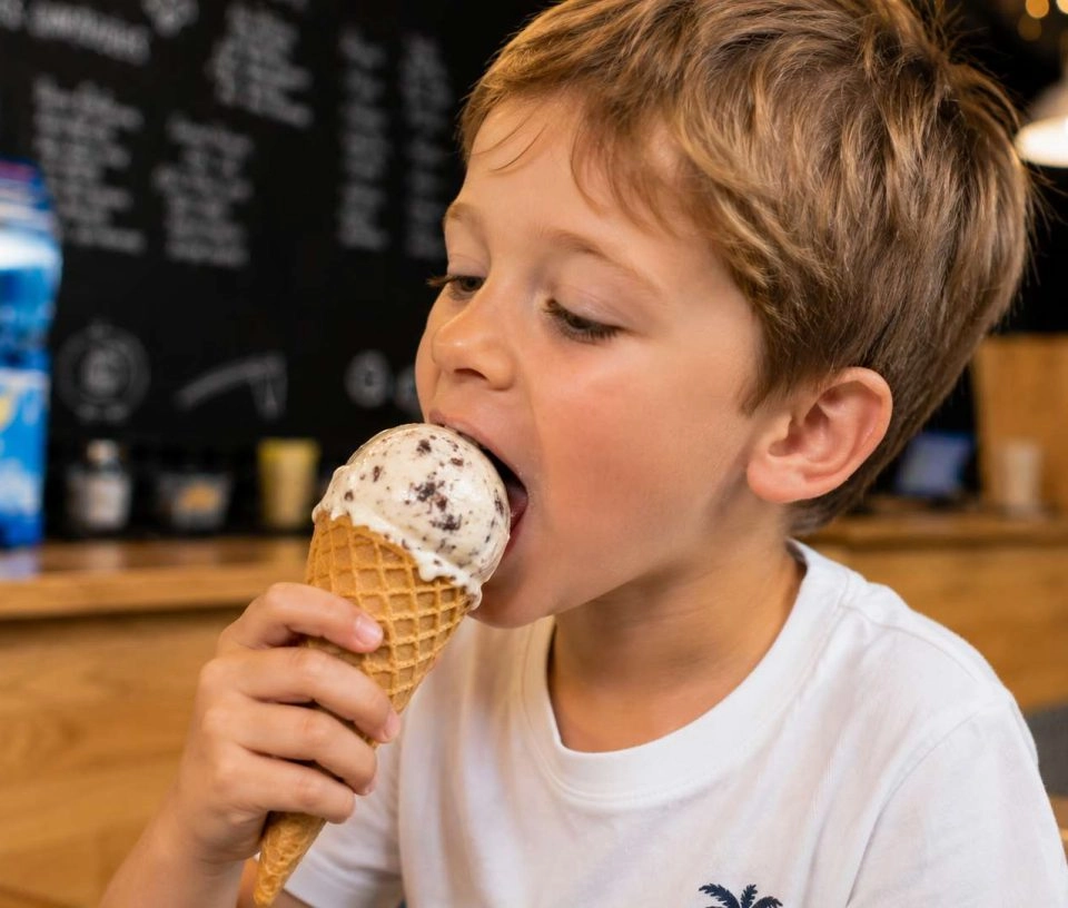 enfant qui mange une glace au snack