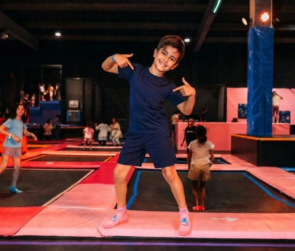 enfant 12 ans prend la pause dans un trampoline park