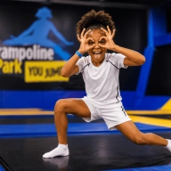 enfant-souriant-trampoline-park