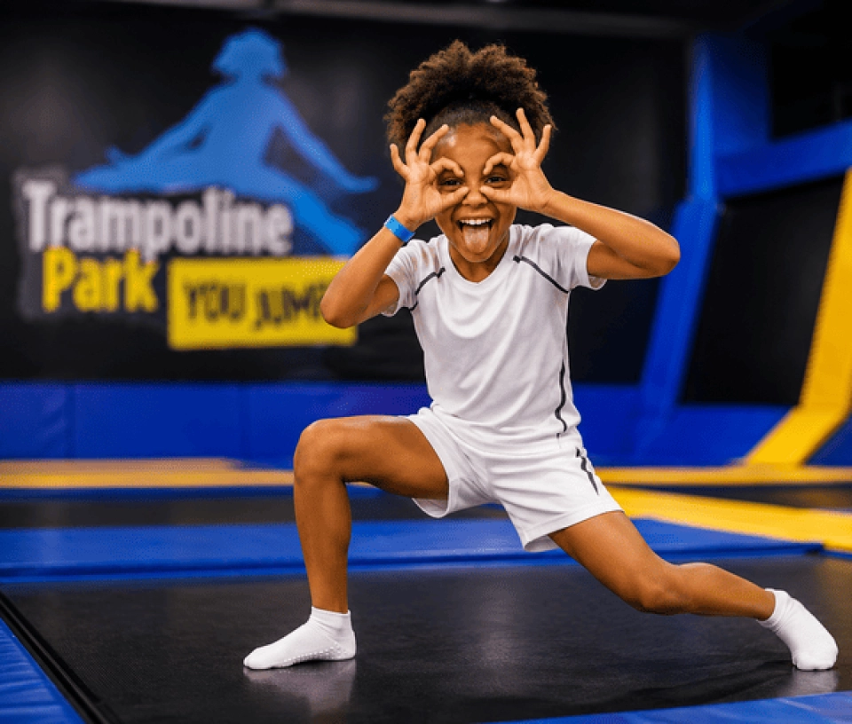 enfant-souriant-trampoline-park