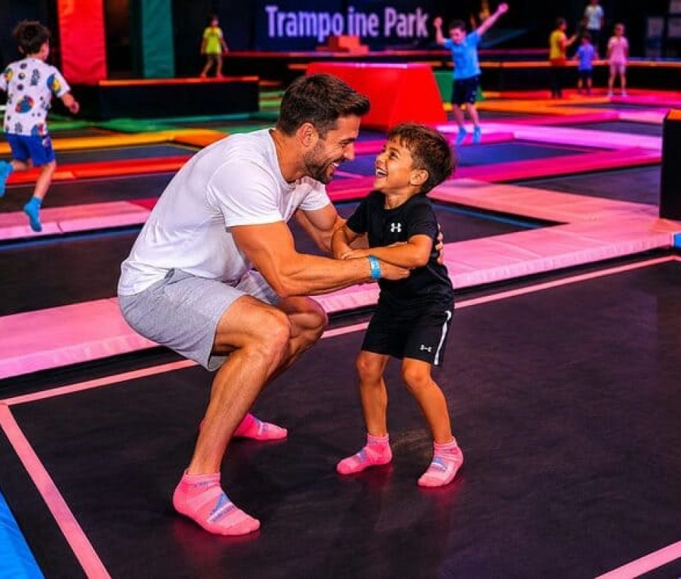 père et fils au trampoline, parc de jeux interieur