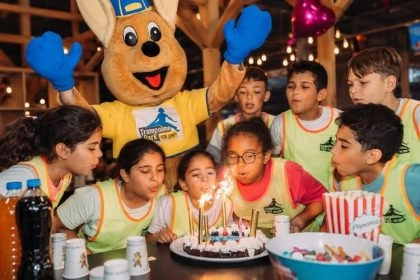 anniversaires enfants avec gateau et qui soufflent les bougies