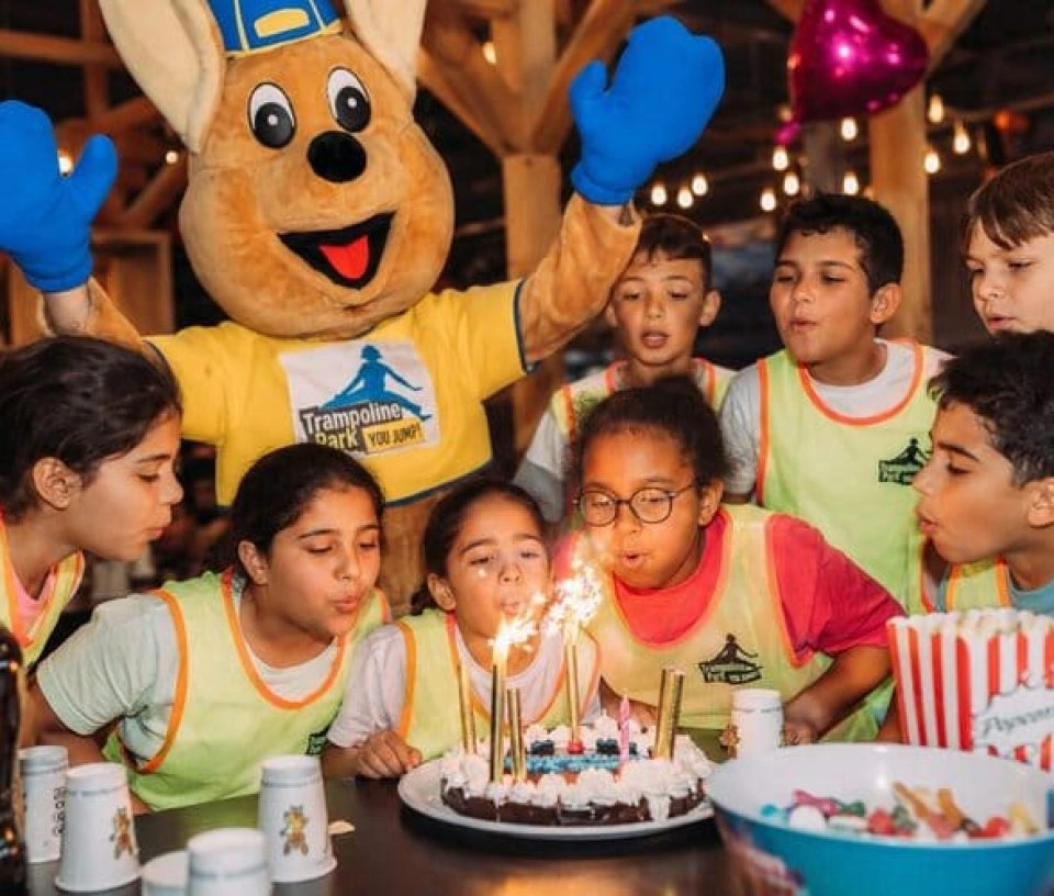 anniversaires enfants avec gateau et qui soufflent les bougies