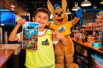 jumpy avec un enfant avec un cadeau