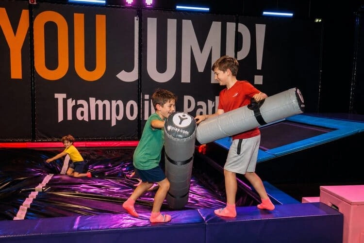 bataille battle beam trampoline park frères you jump