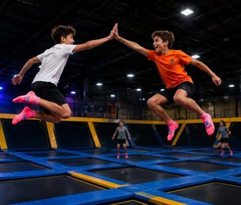 high five dans les airs trampoline park you jump