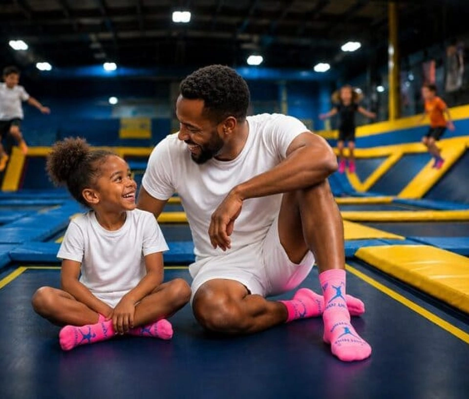 complicité entre une fille et son papa, parc de jeux indoor trampoline