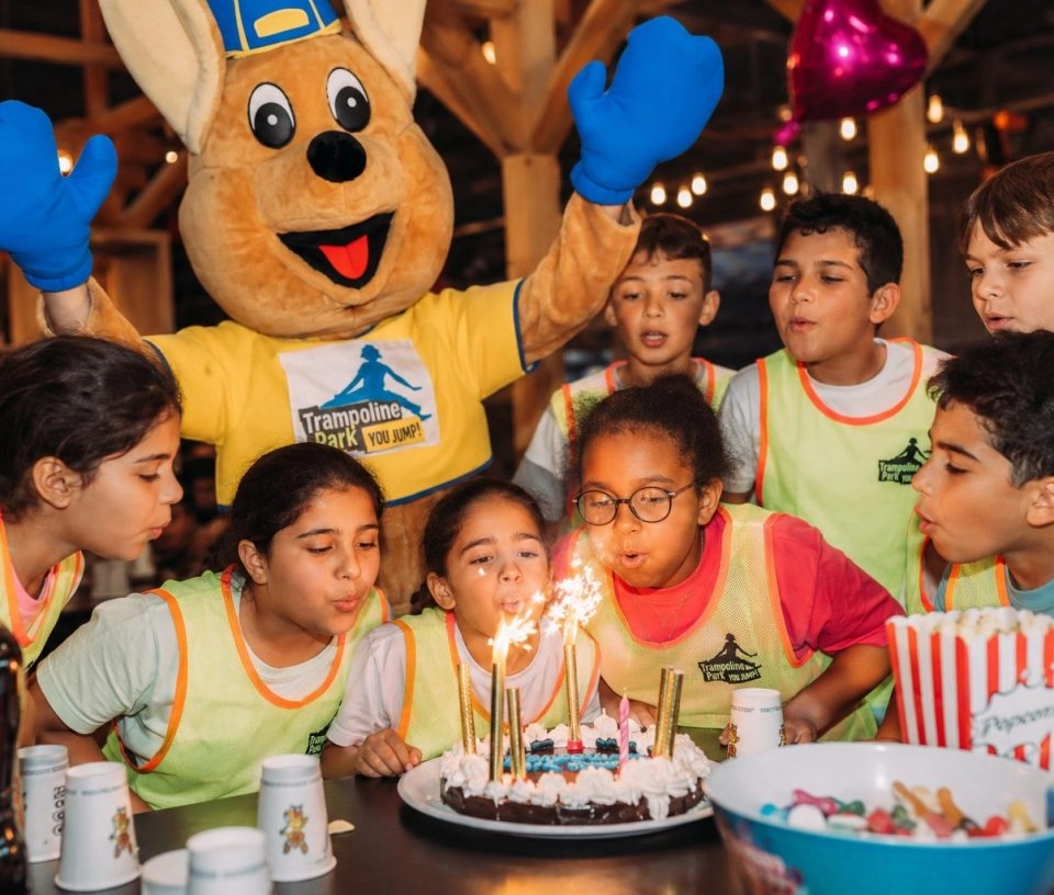 anniversaire groupe avec Jumpy bougies gateau