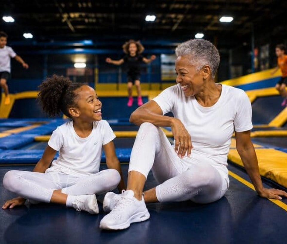 mami petit fille 7 ans en blanc trampoline park you jump complicité (portrait)