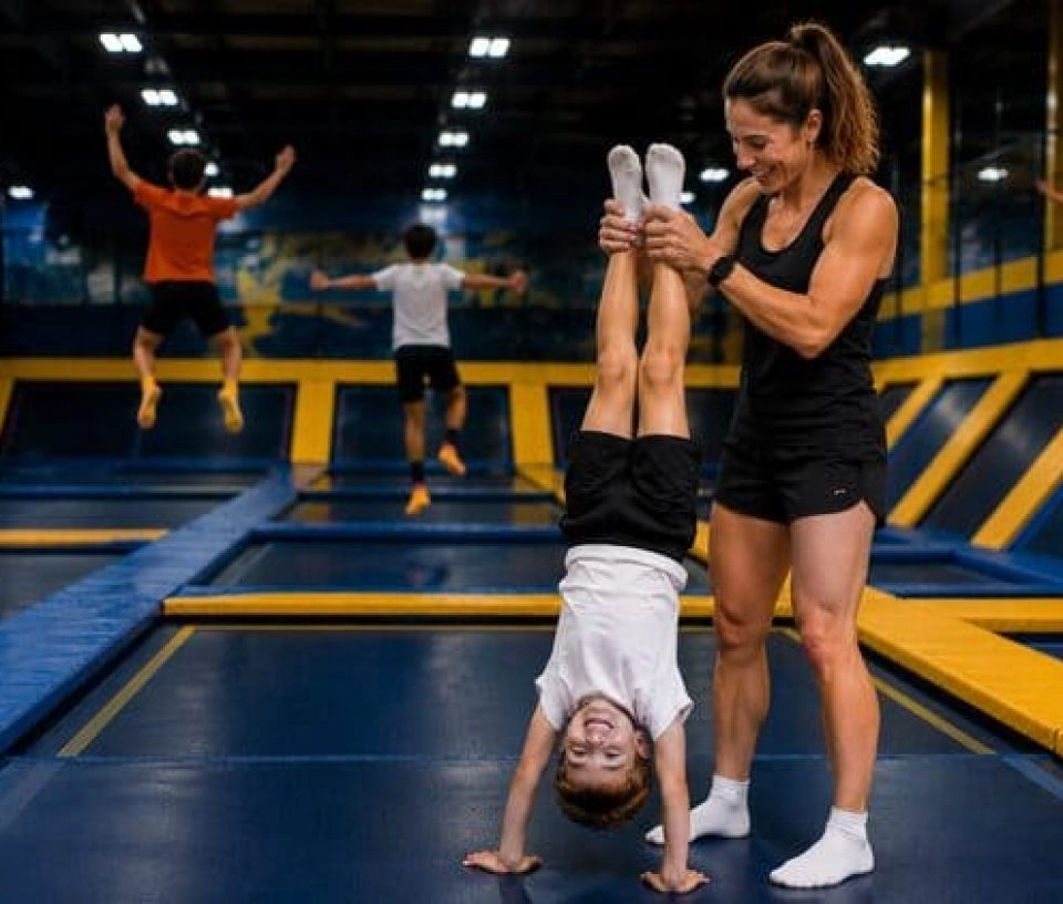 arbre droit fille avec sa maman au trampoline park you jump