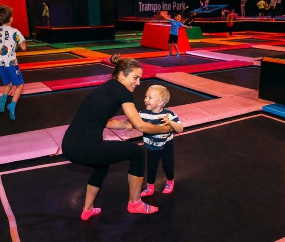 complicité maman petit garçon trampoline park you jump