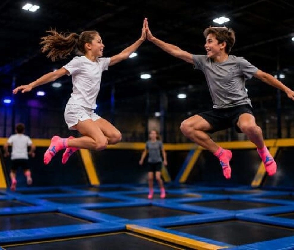 check dans les airs entres copains dans un trampoline park