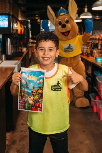 petit garçon avec pochettes surprises pour les enfants lors des anniversaires chez trampoline park (portrait)