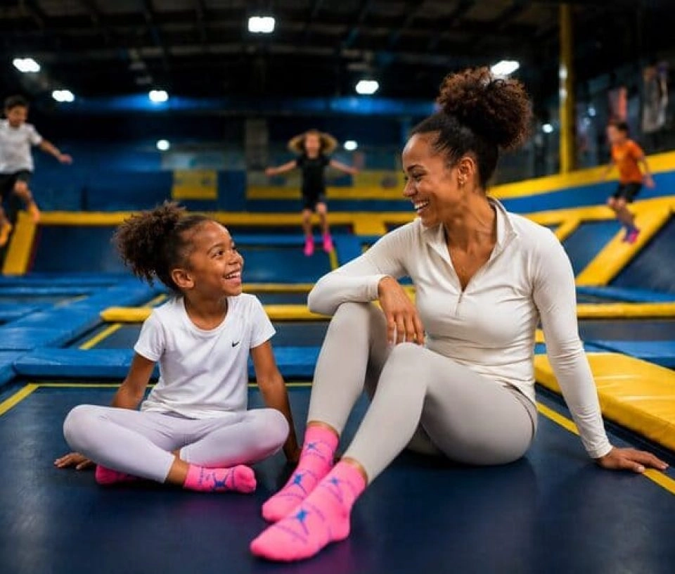 complicité maman fille 6ans trampoline park indoor enfant