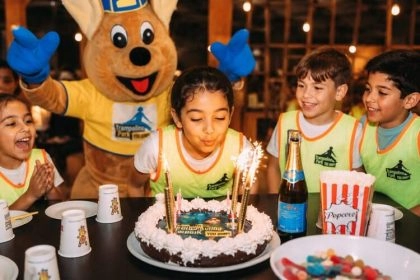une fille souffle ses bougies lors de son anniversaire chez trampoline park