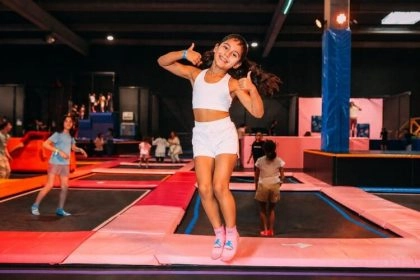 fille trampoline park qui fait un grand sourire