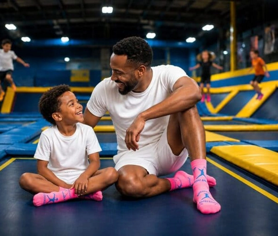 complicité entre un enfant et son papa, parc de jeux indoor trampoline