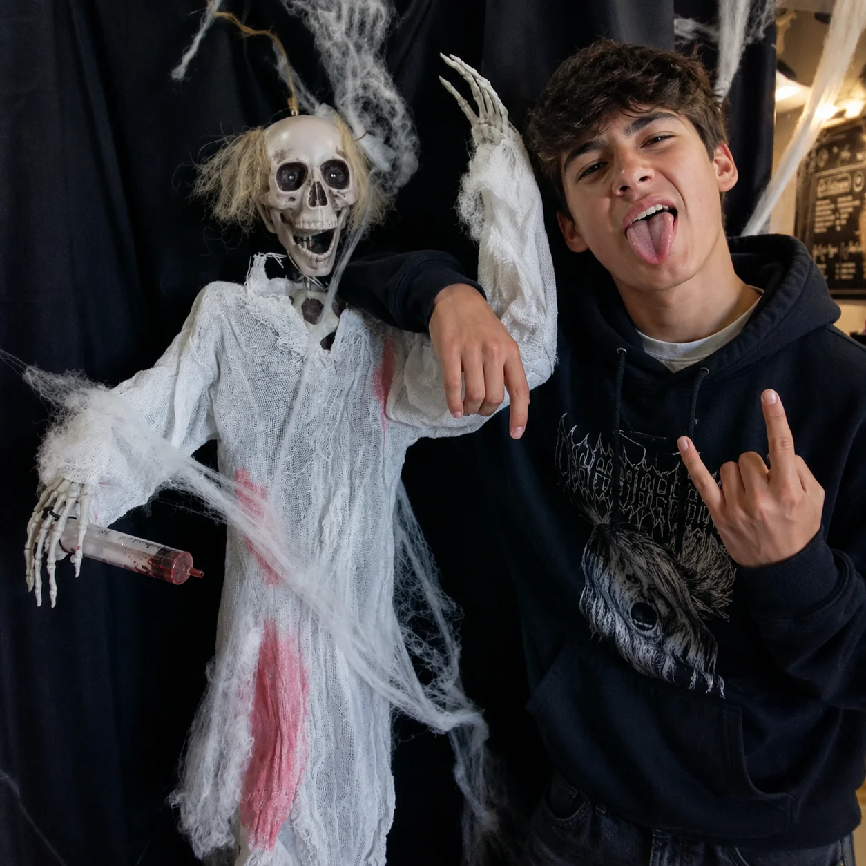 Adolescents pendant la soirée Halloween