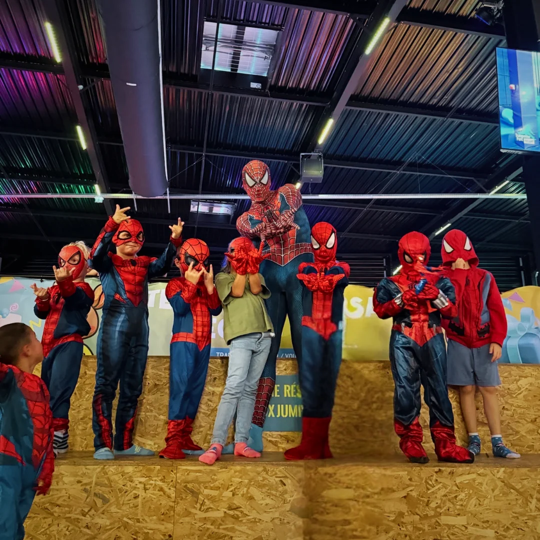 Enfant en déguisement Spiderman pendant la soirée spiderman