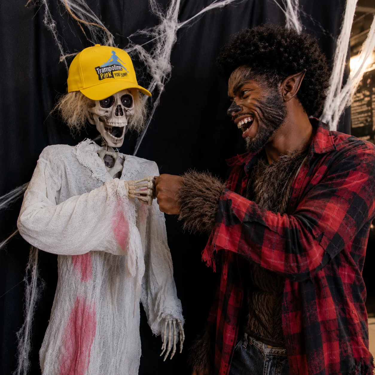 Personnage loup-garou dans l'ambiance Halloween