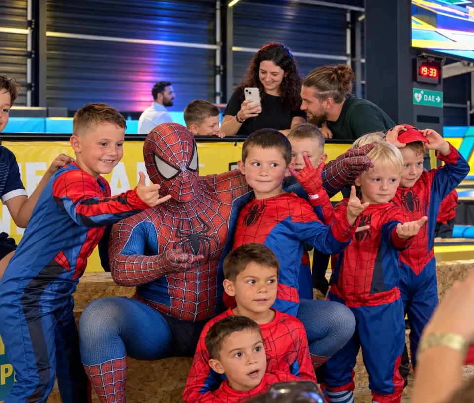 soiree spider man trampoline park enfants costumes