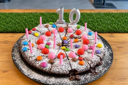 Gâteau d'anniversaire et bougies au Trampoline Park Toulon La Valette