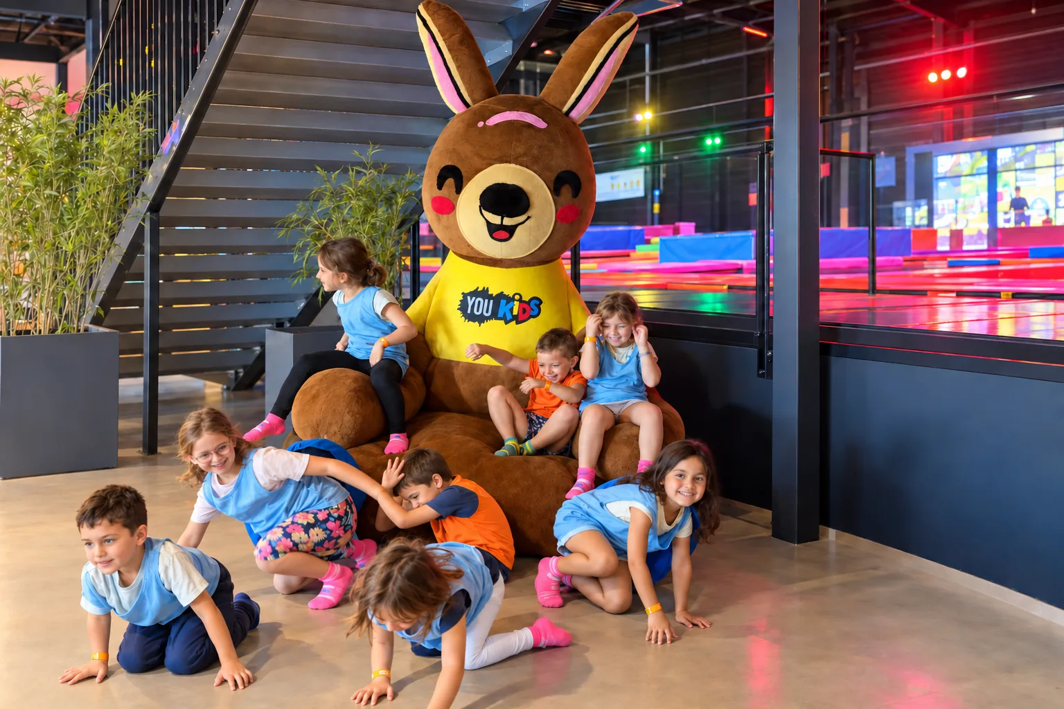 Enfants s'amusant avec la mascotte You Jump lors d'un anniversaire au Trampoline Park Caen