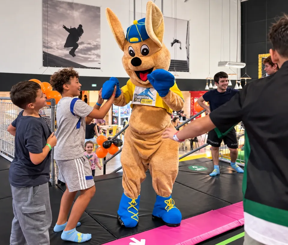Groupe d'enfants et la mascotte Jumpy pendant un anniversaire au Trampoline Park Toulon La Valette