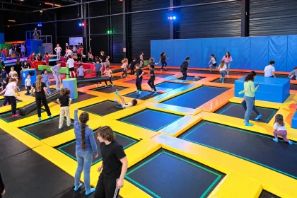 Enfants en pleine session de trampoline au Trampoline Park Caen
