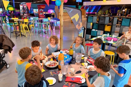 Gâteau d'anniversaire et bougies au Trampoline Park Caen