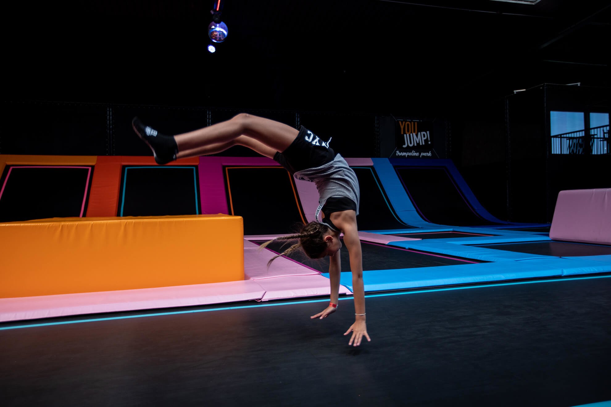 Entraîne-toi dans la Trampoline Arena You Jump 